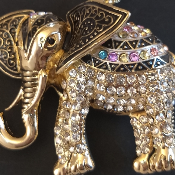 Jewelry - Beautiful sparkling large elephant necklace